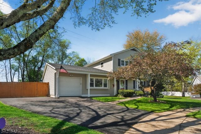 8 Lee Ct, Mount Olive Twp., NJ 07836