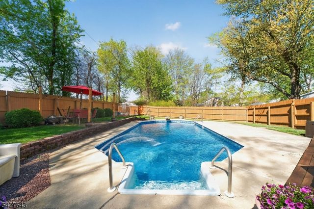 8 Lee Ct, Mount Olive Twp., NJ 07836