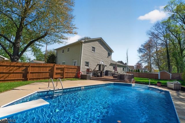 8 Lee Ct, Mount Olive Twp., NJ 07836