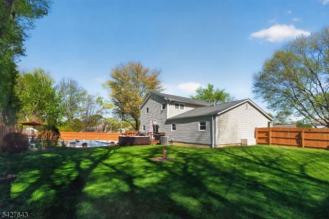8 Lee Ct, Mount Olive Twp., NJ 07836