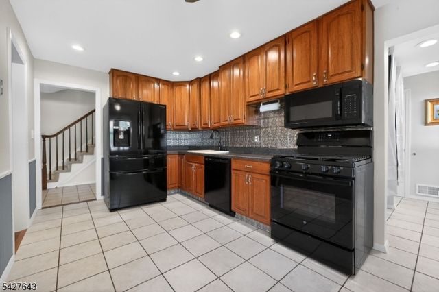 8 Lee Ct, Mount Olive Twp., NJ 07836