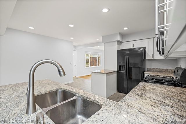32340 Columbus Drive, Warren, MI 48088