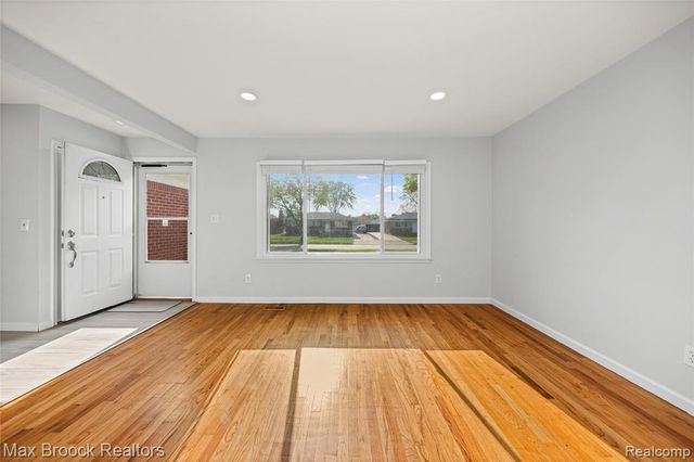 32340 Columbus Drive, Warren, MI 48088