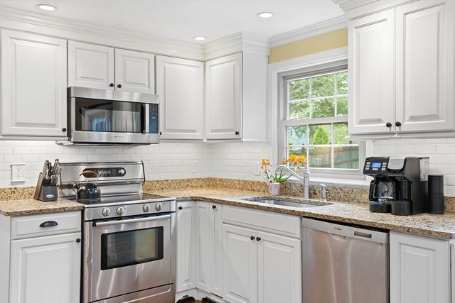 10 Amy Ln, Plymouth, MA 02360