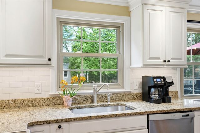10 Amy Ln, Plymouth, MA 02360