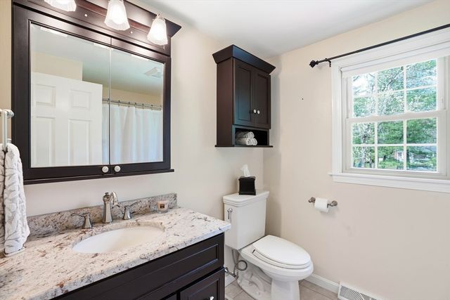 10 Amy Ln, Plymouth, MA 02360