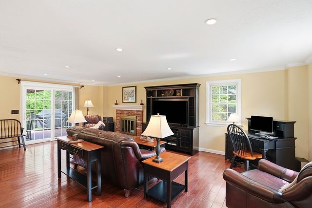 10 Amy Ln, Plymouth, MA 02360