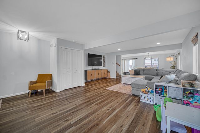 998 Ian Drive, Hobart, IN 46342