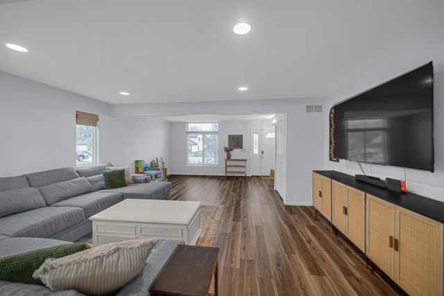 998 Ian Drive, Hobart, IN 46342