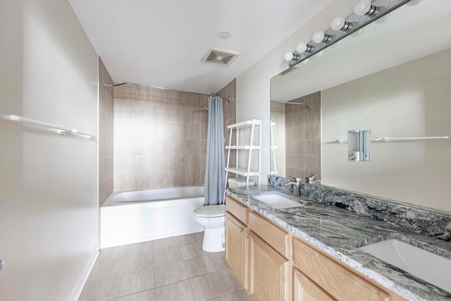 811 W 15th Place 806, Chicago, IL 60608