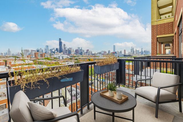 811 W 15th Place 806, Chicago, IL 60608
