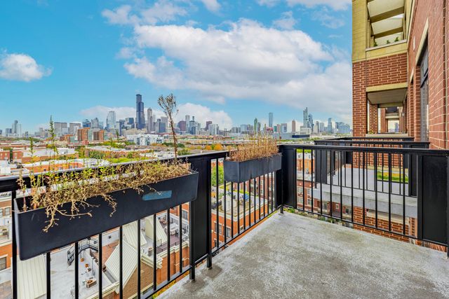 811 W 15th Place 806, Chicago, IL 60608