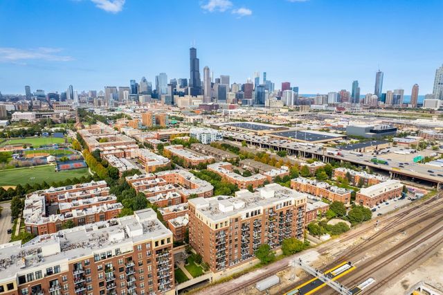 811 W 15th Place 806, Chicago, IL 60608