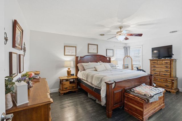 1101 Wild West Drive, Leclaire, IA 52753