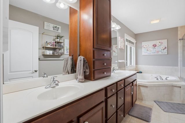 1101 Wild West Drive, Leclaire, IA 52753
