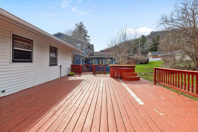 W5906 Valley PARKWAY, La Crosse, WI 54601