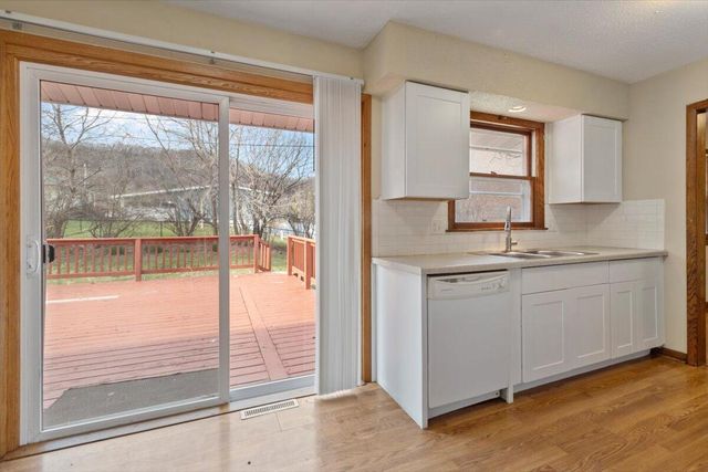 W5906 Valley PARKWAY, La Crosse, WI 54601