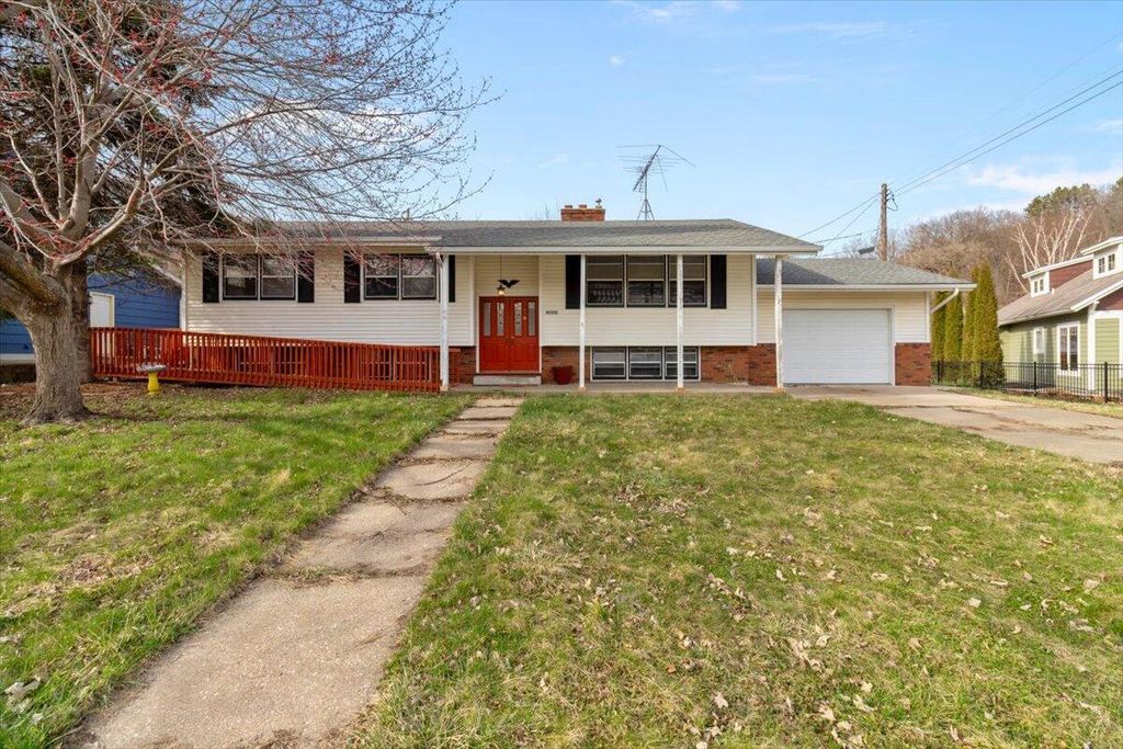 W5906 Valley PARKWAY, La Crosse, WI 54601