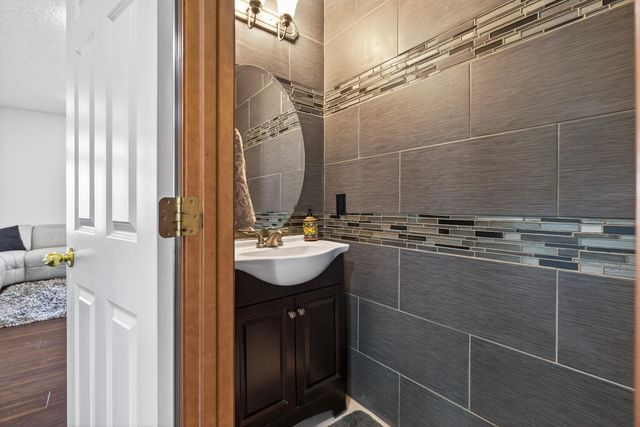 15275 Plumstone Drive, Eden Prairie, MN 55347