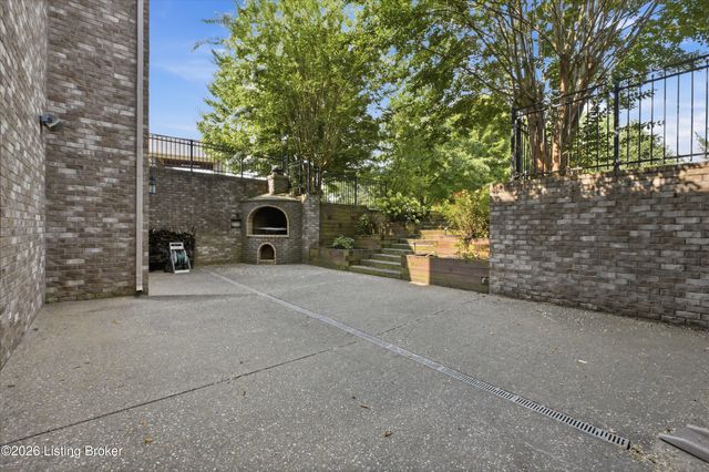 2101 Highland Springs Pl, Louisville, KY 40245