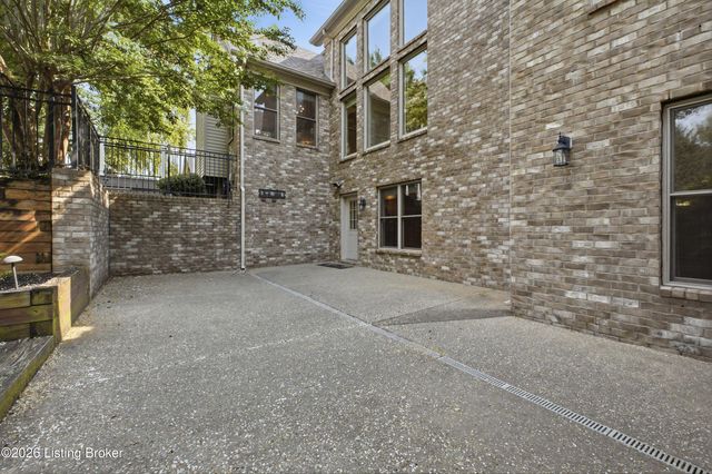 2101 Highland Springs Pl, Louisville, KY 40245
