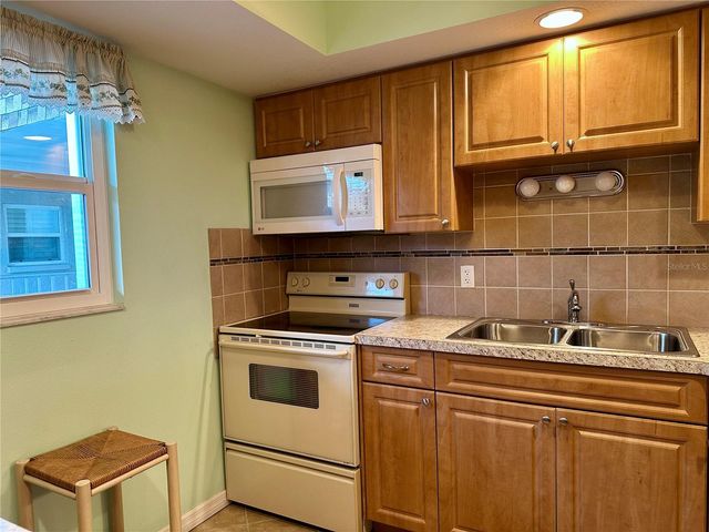 1330 GLEN OAKS DRIVE E 370D, Sarasota, FL 34232