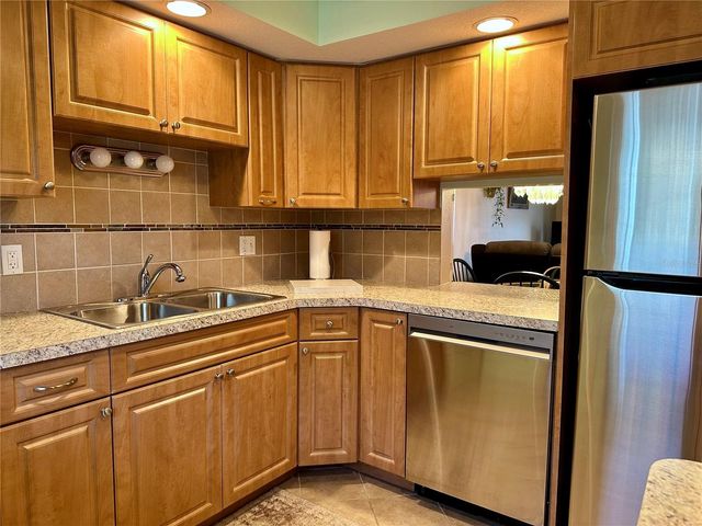 1330 GLEN OAKS DRIVE E 370D, Sarasota, FL 34232
