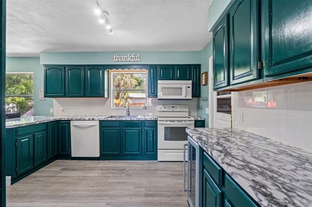800 N WALTON AVENUE, Tarpon Springs, FL 34689
