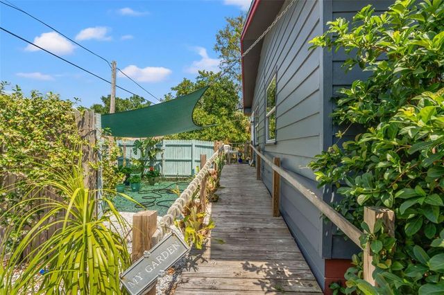 800 N WALTON AVENUE, Tarpon Springs, FL 34689
