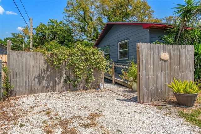 800 N WALTON AVENUE, Tarpon Springs, FL 34689