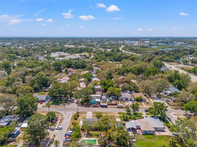 800 N WALTON AVENUE, Tarpon Springs, FL 34689