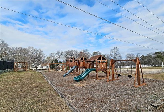 621 Radford Circle, Woodstock, GA 30188