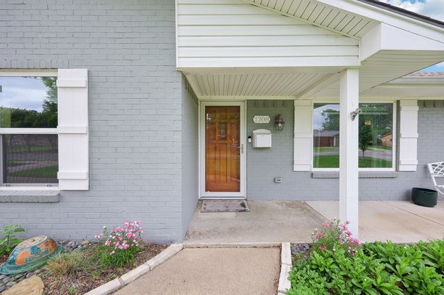 1208 Storyglen Street, Irving, TX 75062