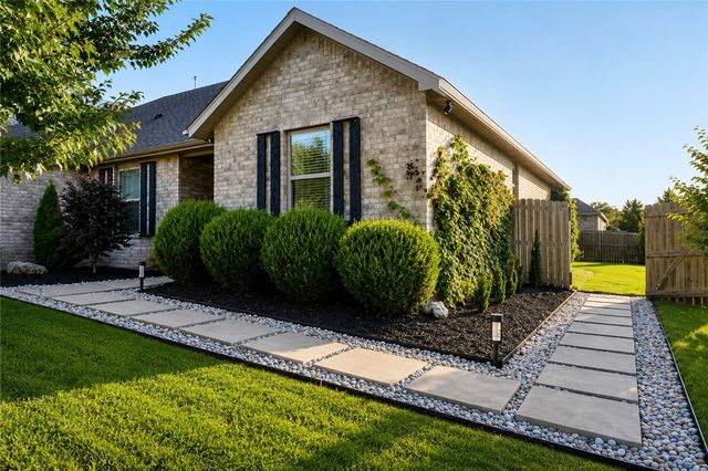 1687 S Harding Place, Fayetteville, AR 72701