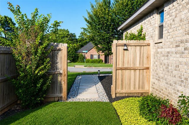 1687 S Harding Place, Fayetteville, AR 72701