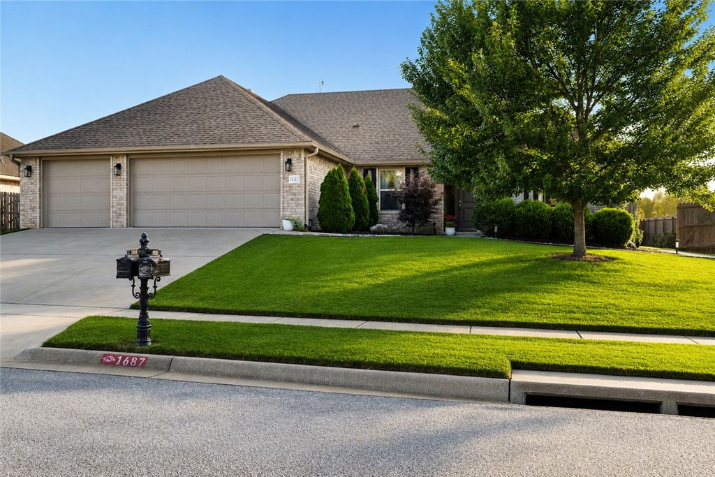 1687 S Harding Place, Fayetteville, AR 72701