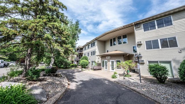 10301 Cedar Lake Road 320, Minnetonka, MN 55305