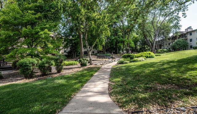 10301 Cedar Lake Road 320, Minnetonka, MN 55305