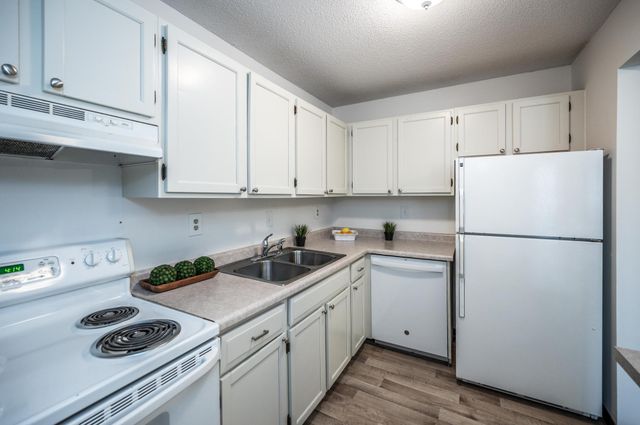 10301 Cedar Lake Road 320, Minnetonka, MN 55305