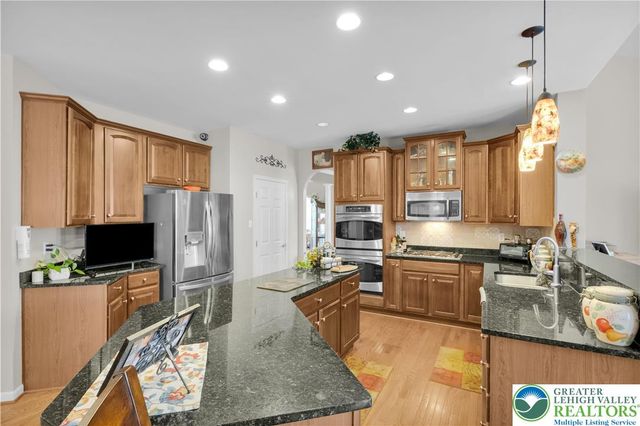 222 Lower Way Road, Palmer Twp, PA 18045
