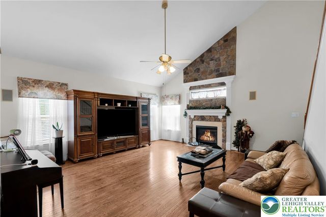 222 Lower Way Road, Palmer Twp, PA 18045