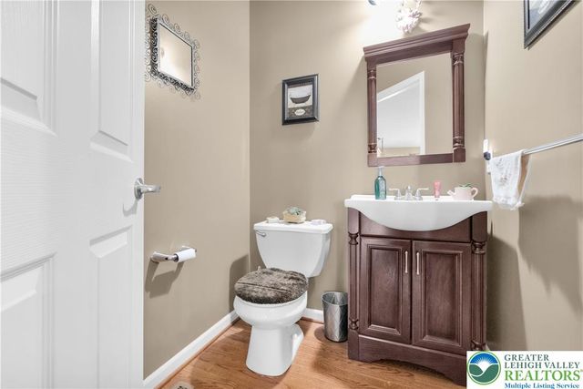 222 Lower Way Road, Palmer Twp, PA 18045