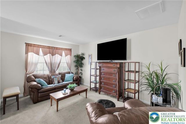 222 Lower Way Road, Palmer Twp, PA 18045