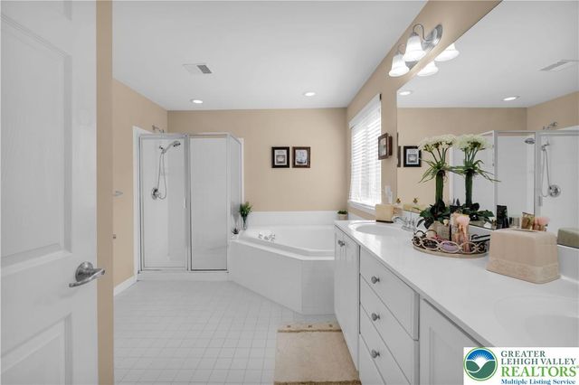 222 Lower Way Road, Palmer Twp, PA 18045