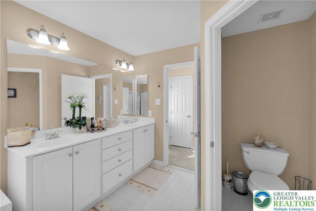 222 Lower Way Road, Palmer Twp, PA 18045