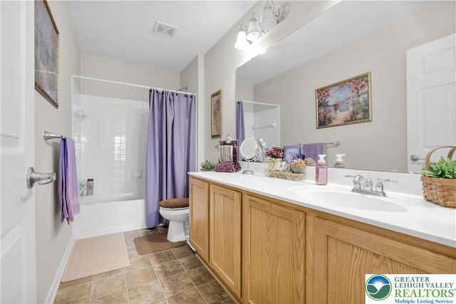 222 Lower Way Road, Palmer Twp, PA 18045