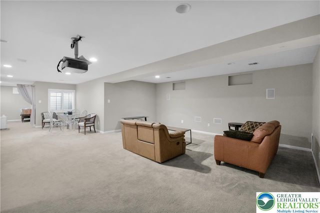 222 Lower Way Road, Palmer Twp, PA 18045