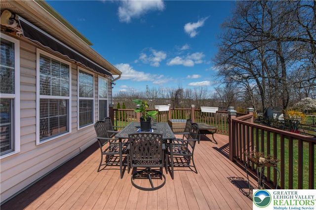 222 Lower Way Road, Palmer Twp, PA 18045