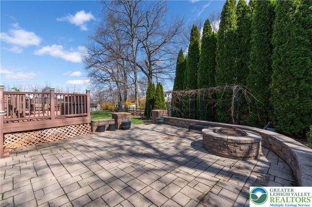 222 Lower Way Road, Palmer Twp, PA 18045