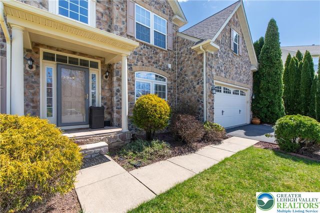 222 Lower Way Road, Palmer Twp, PA 18045